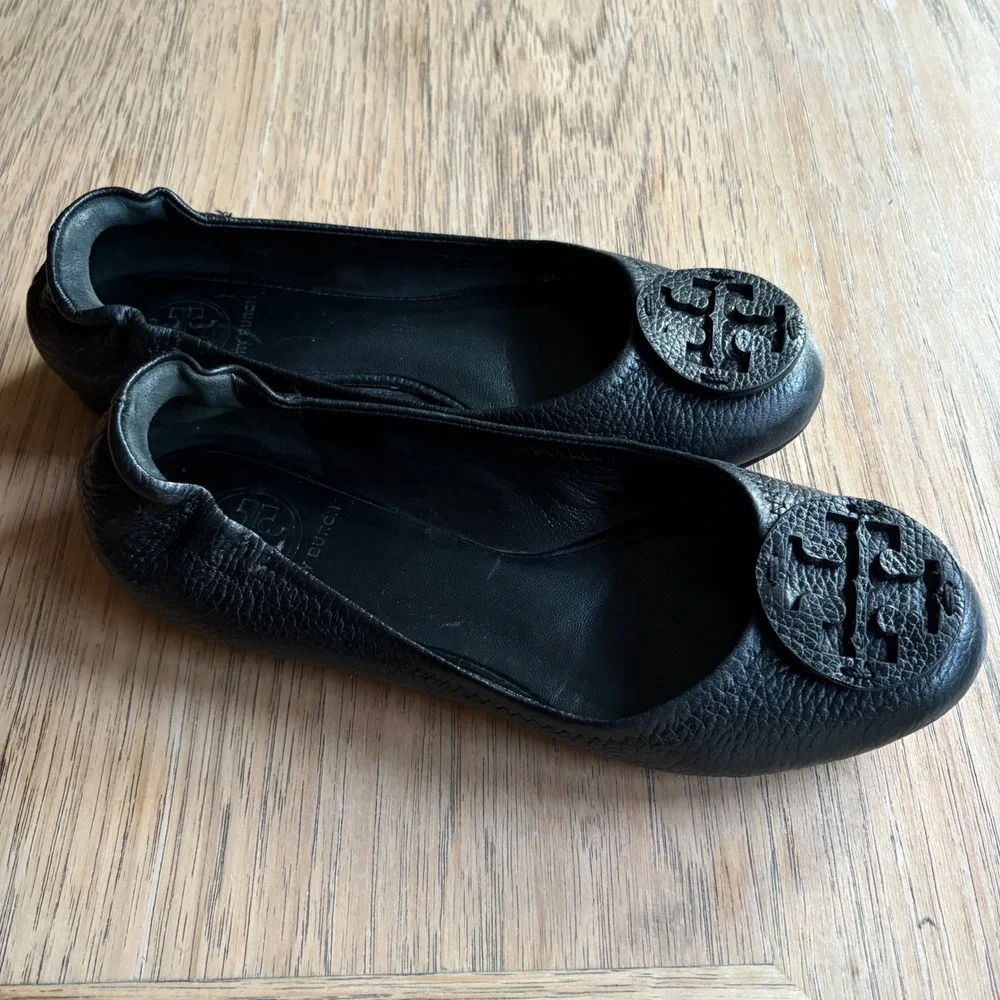 $225 TORY BURCH Reva Ballet Flats Pebbled Leather Logo Medallion Black SZ 6M EUC